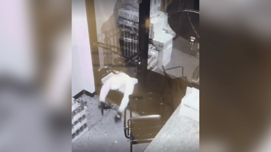 Break-in at Clovis taqueria caught on security video Break-in at Clovis taqueria caught on security video