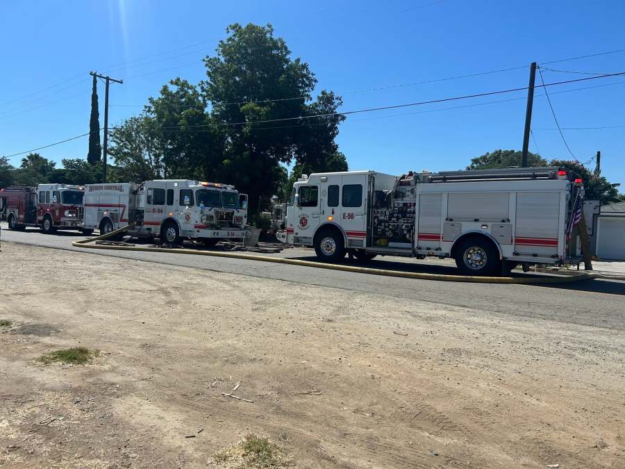 Fire threatening multiple structures in Fresno County contained