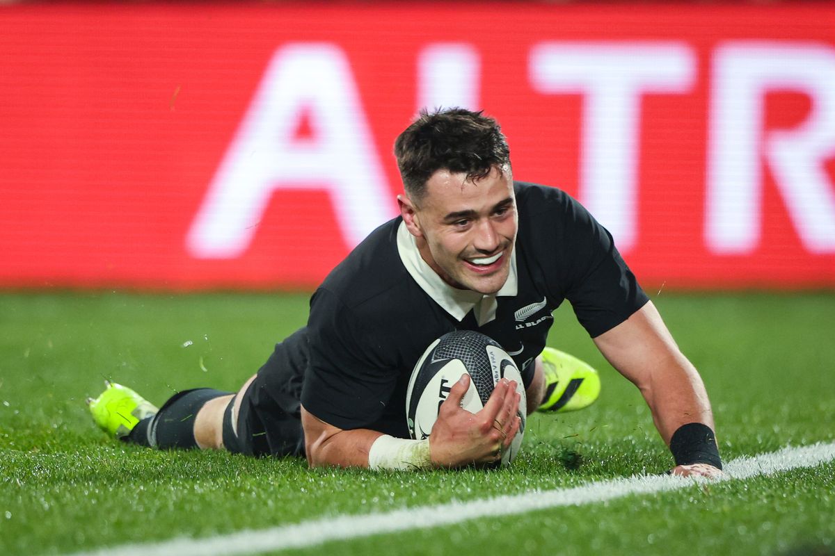 The All Blacks score a late try to secure a 29-19 win over France in the 3rd test