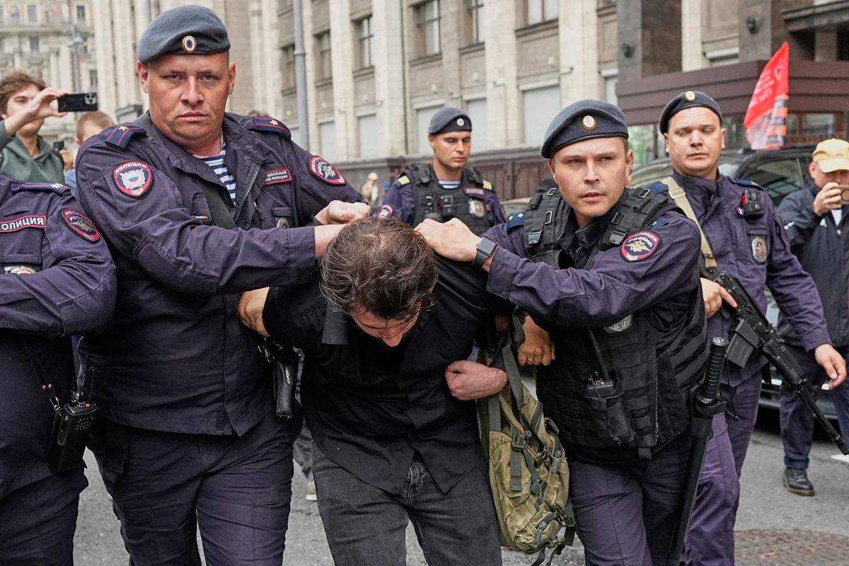 Russian parliament approves a bill punishing online searches for information deemed ‘extremist’